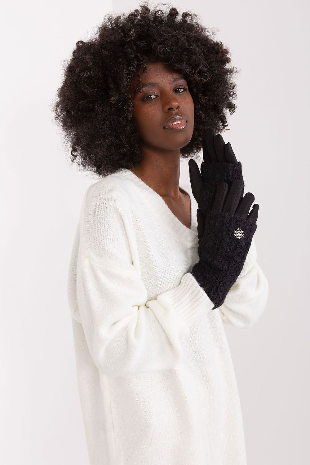 Knitted Gloves with Embroidered Flower - Michelle & Kenza Co.