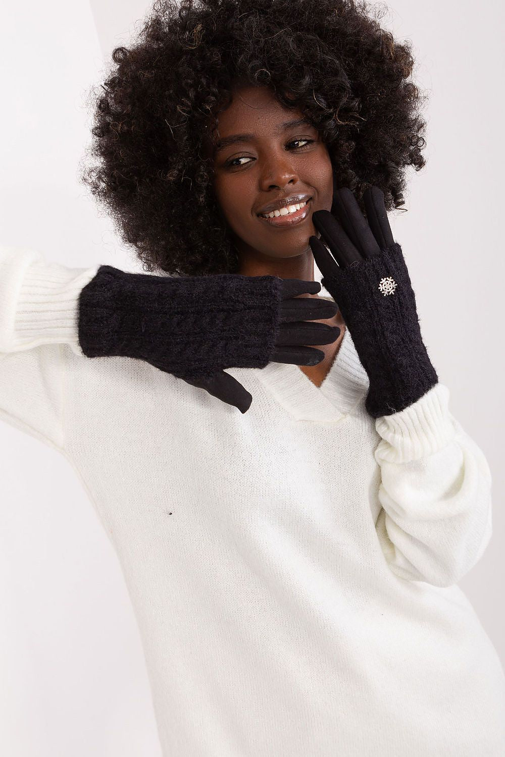 Knitted Gloves with Embroidered Flower - Michelle & Kenza Co.