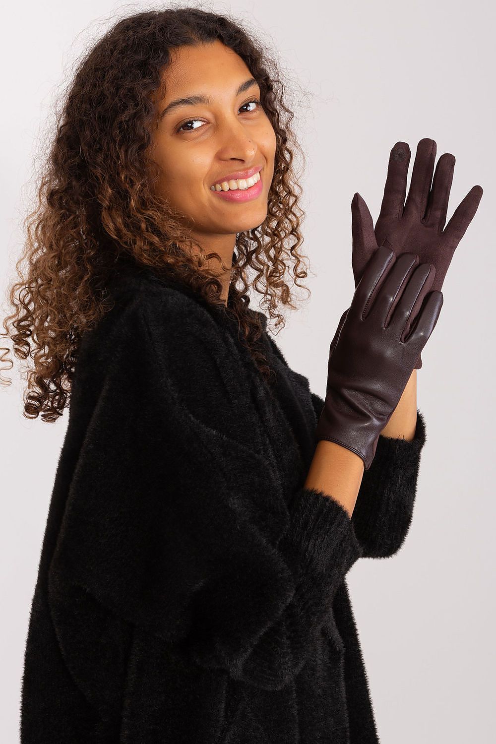 Elegant Gloves - Embroidered Touch